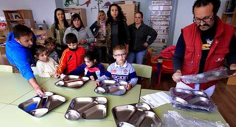 Padres de Donas rechazan el uso de plástico en el comedor escolar Padres de Donas rechazan el uso de plástico en el comedor escolar