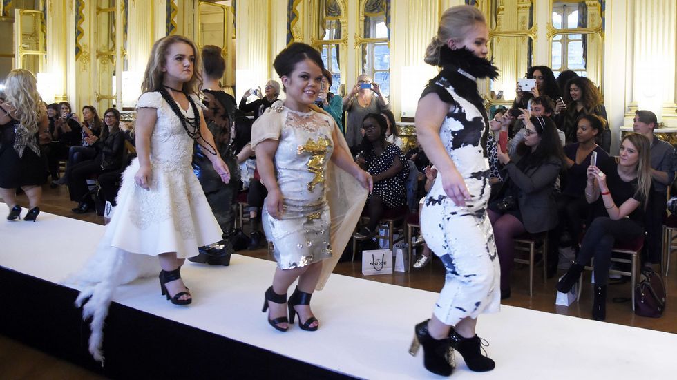 un desfile para personas enanas promueve otra belleza en parís