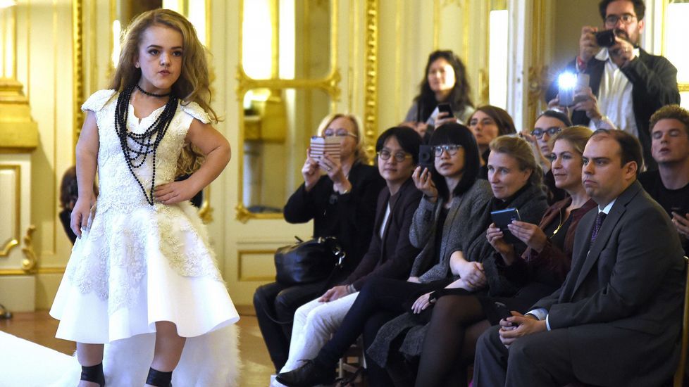 un desfile para personas enanas promueve otra belleza en parís