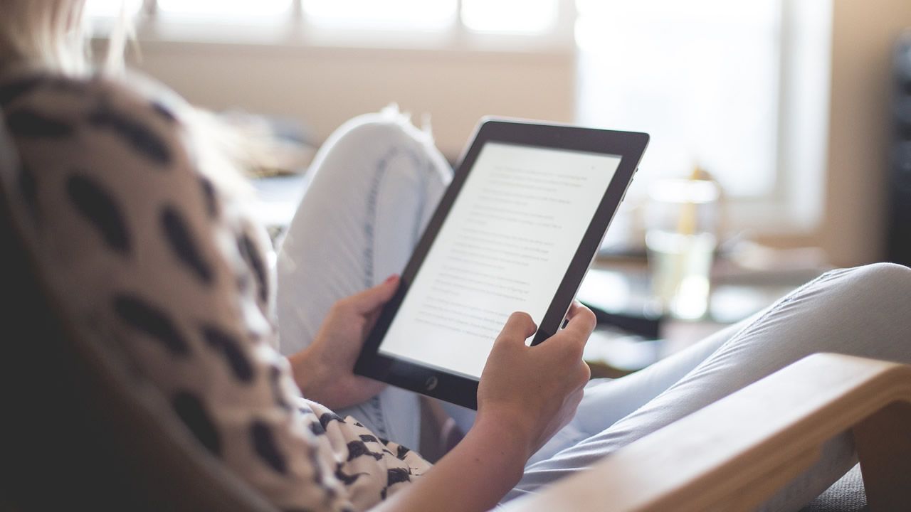Kindle vs Kindle Paperwhite: ¿Cuál es mejor y en qué se diferencian?