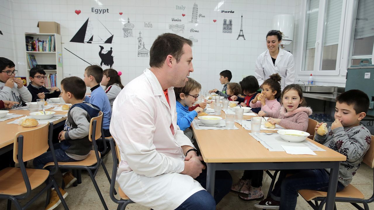 Los alumnos del colegio de Castrelo estrenan su comedor Los alumnos del colegio de Castrelo estrenan su comedor