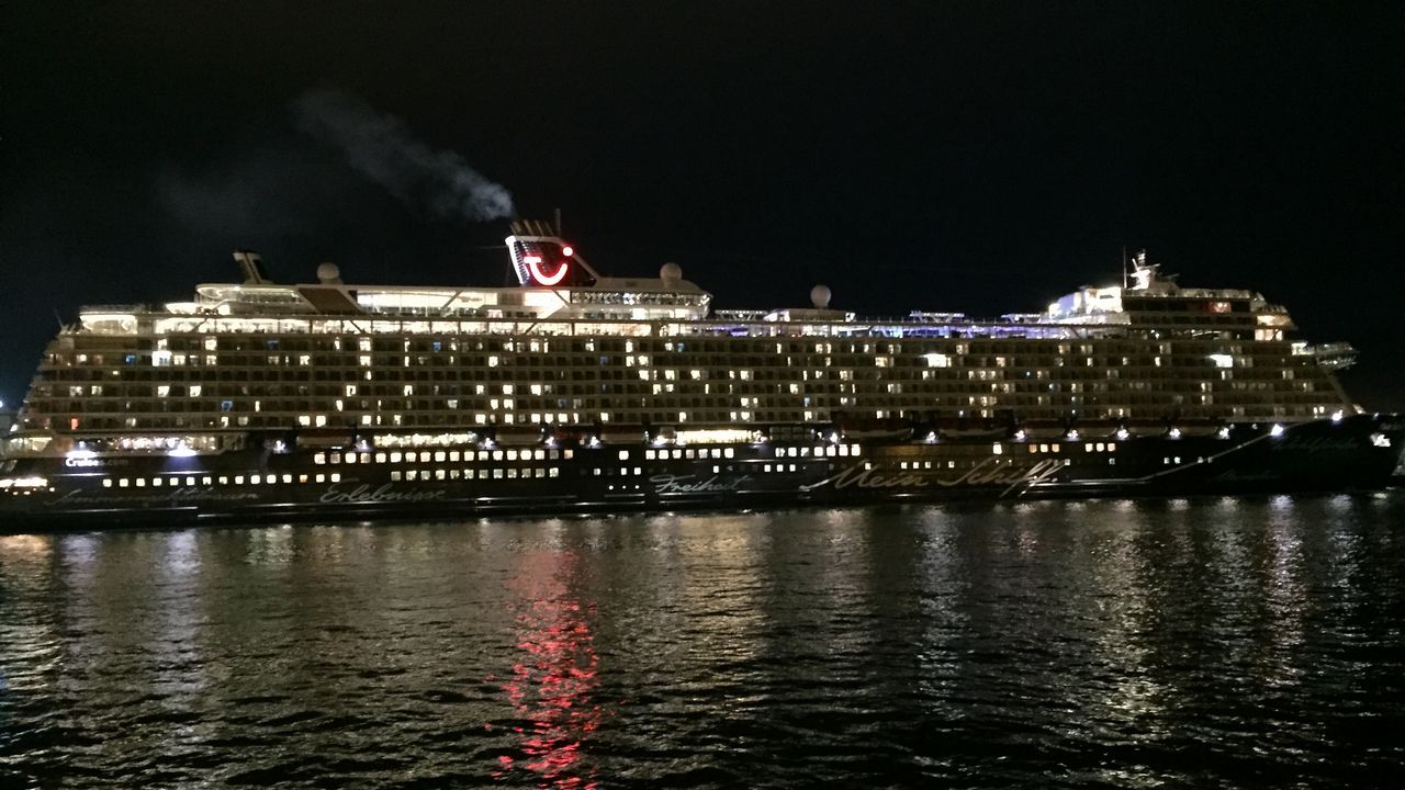 Atraca El Recién Botado Trasatlántico Mein Schiff 2 New Con