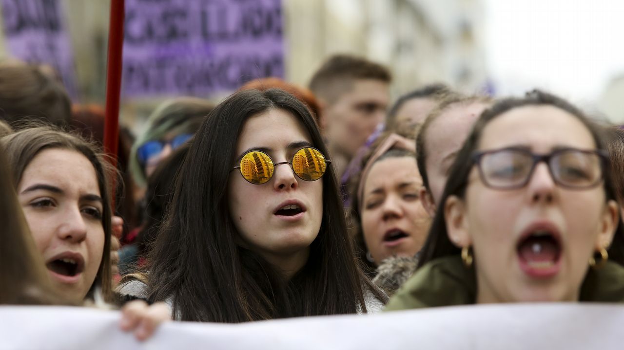 Mercedes Aranceta, farera de Prioriño Chico, en el puerto exterior de Ferrol, equipada con arnés y casco, como sube a las balizas (además de llevar la línea de vida) de cuyo mantenimiento se ocupa. 8M Día de la Mujer Trabajadora