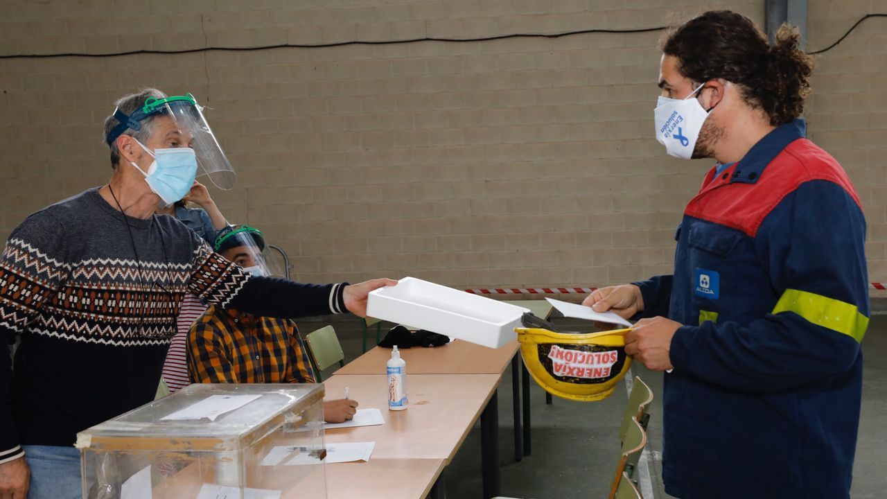 Por el coronavirus, Viveiro reubicó dos mesas electorales en la casa consistorial, donde en algunos momentos se formaron colas