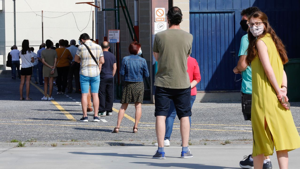 En A Mariña, algunos votaron hasta disfrazados