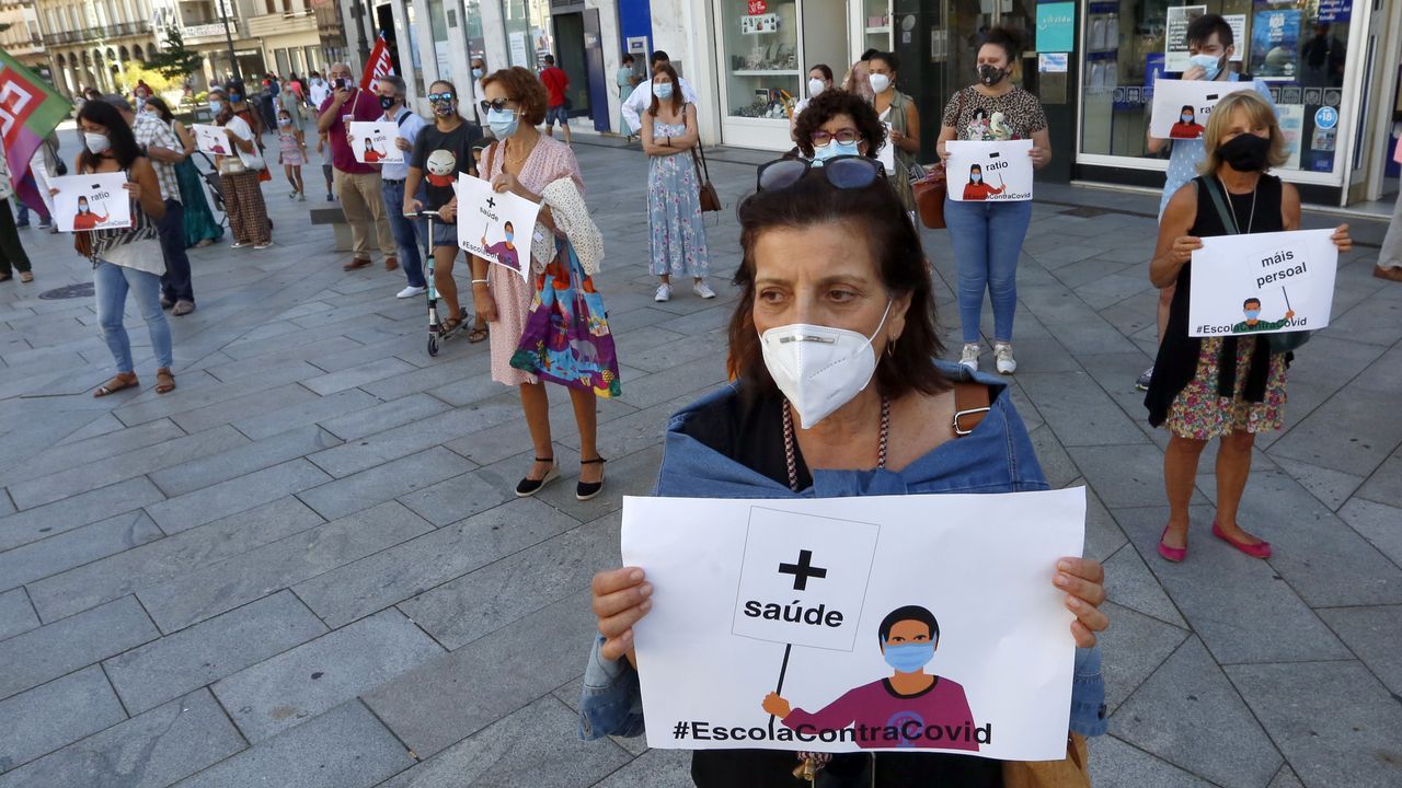 Pancarta de protesta contra la situación organizativa en los colegios en un centro de Arousa