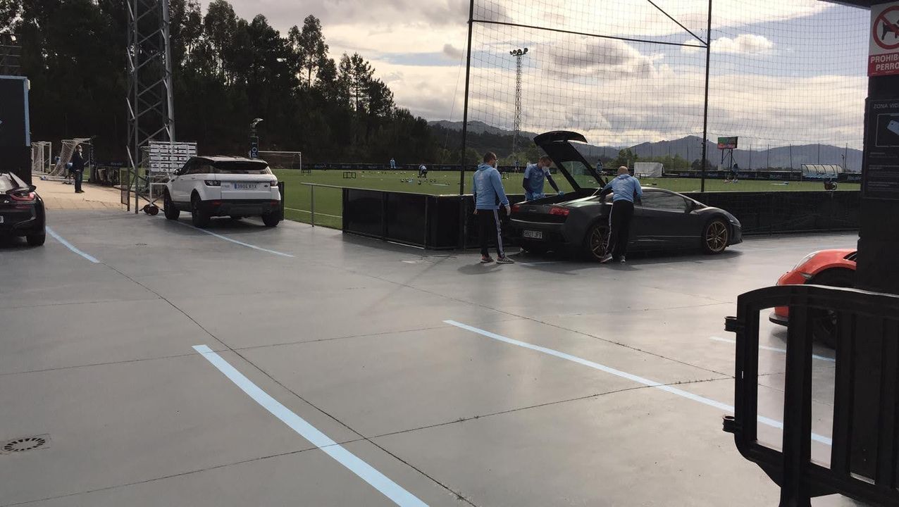 Uno de los jugadores del Celta, llegando a A Madroa a primera hora de esta mañana