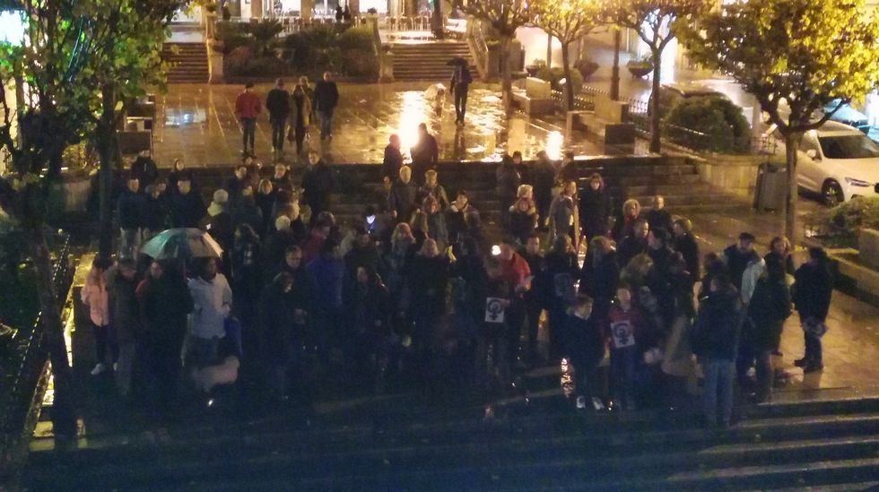 25n.En O Carballiño hubo una concentración en la plaza y, después, un pleno extraordinario