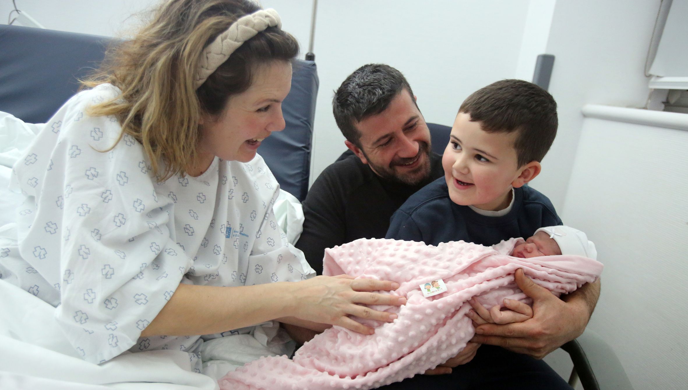 O pequeno Iv�n emocionase ao coller en brazos a s�a irm� Lara, o primeiro beb� do ano en Arousa. 1/01/2025
