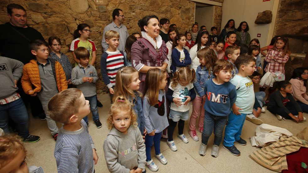 Alumnos de Mazaricos participan nunha visita teatralizada ás Torres do Allo cos Quinquilláns
