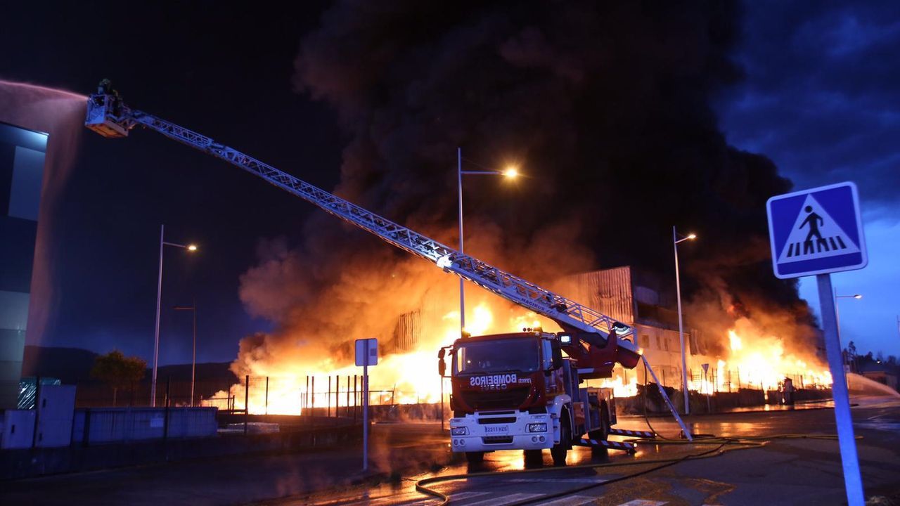 Así amaneció tras el incendio la fábrica de bolsas de papel de Narón