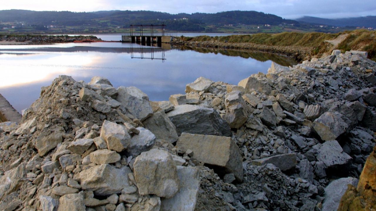 .Baldaio. Muro de contención para proteger la marisma y la ría de Baldaio