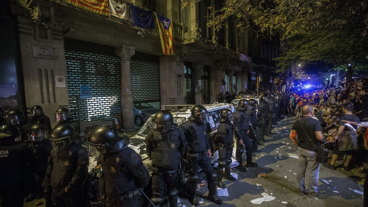 Estado en el que han quedado los coches de la Guardia Civil