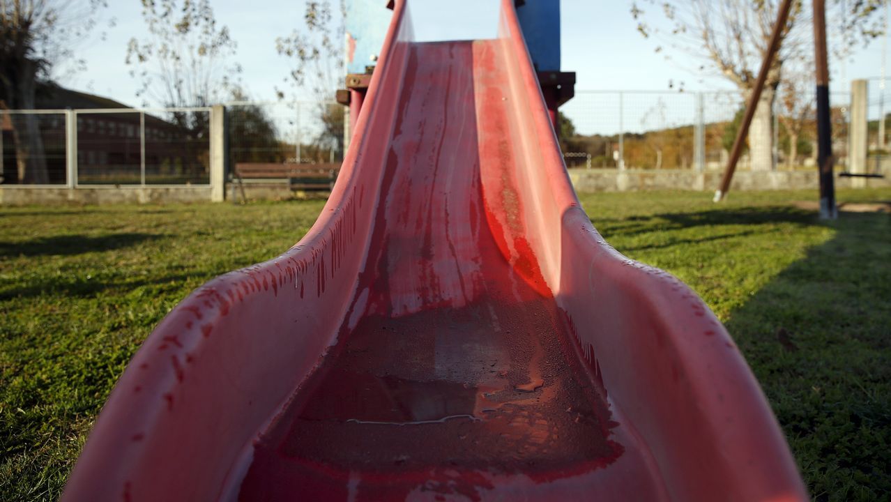 Chequeo al parque infantil de Olveira.