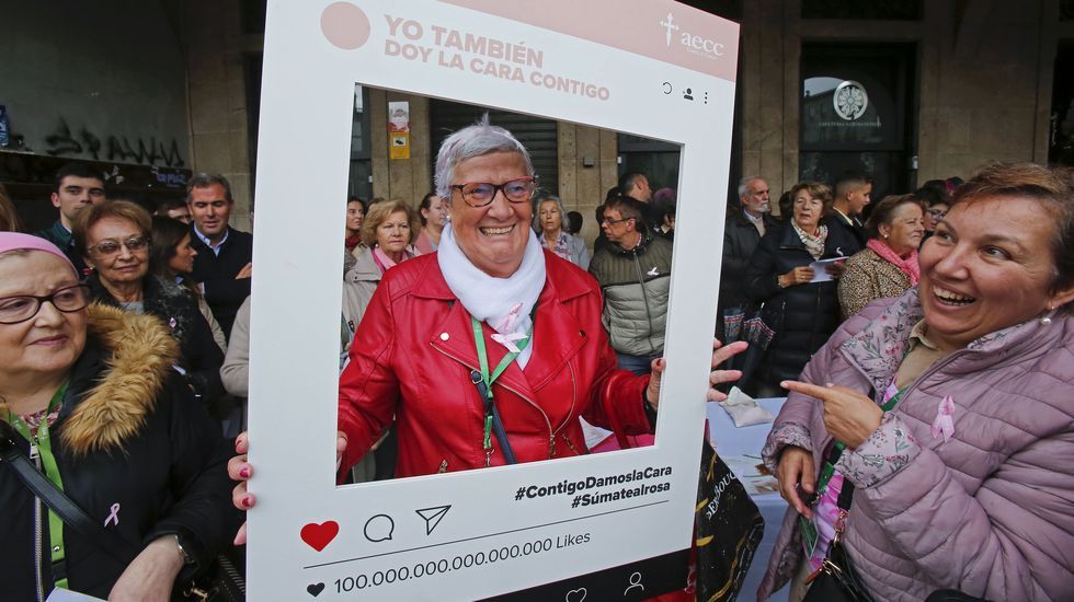 Manos levantadas por el cáncer de mama