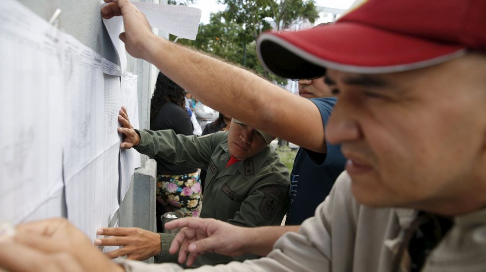La esposa de Leopoldo López, Lilian Tintori, votando en Caracas.