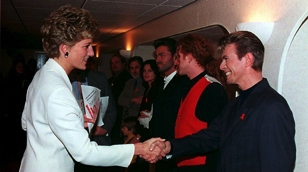 Saludando a la princesa Diana de Gales en una gala contra el SIDA en el año 1993.