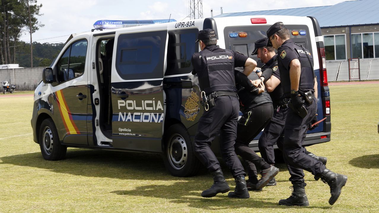 Exhibicion de la Policía Nacional para los escolares de Ribeira con helicoptero, caballería, perros de rastreo