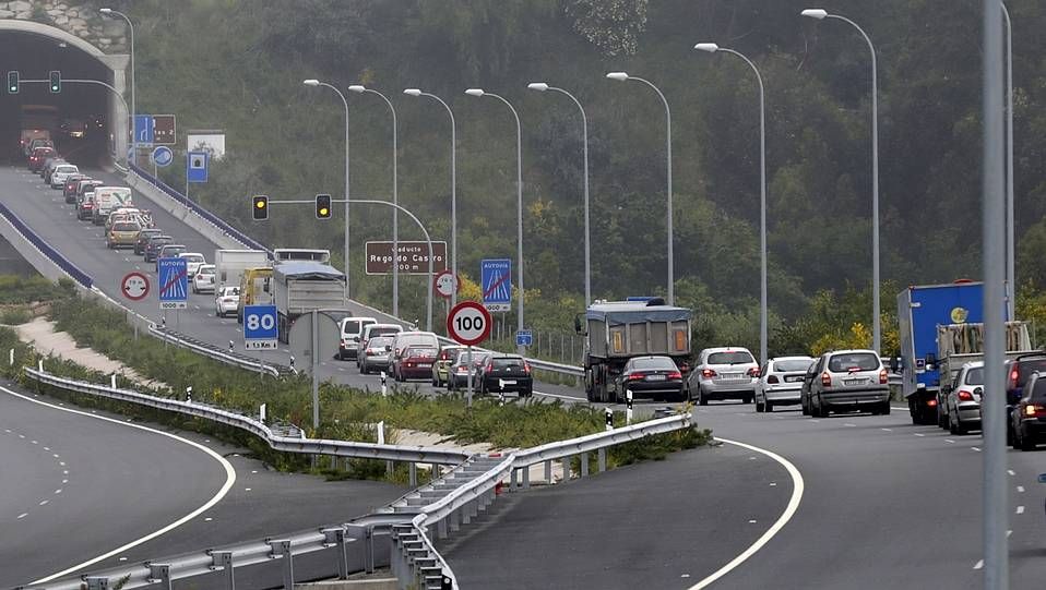 Atascos de tráfico en A Zapateira y la TerceraRonda por el corte de un carril para el cambio de tuberías de agua