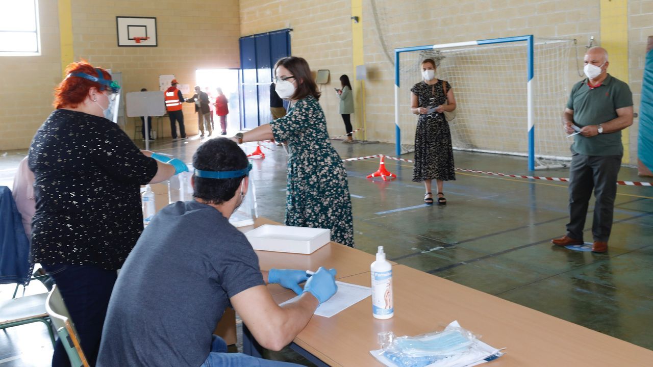 Por el coronavirus, Viveiro reubicó dos mesas electorales en la casa consistorial, donde en algunos momentos se formaron colas