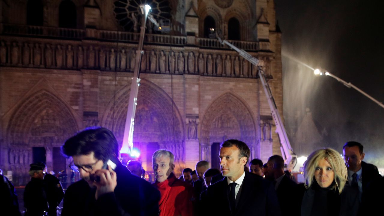Unos bomberos dentro de la Catedral de Notre Dame