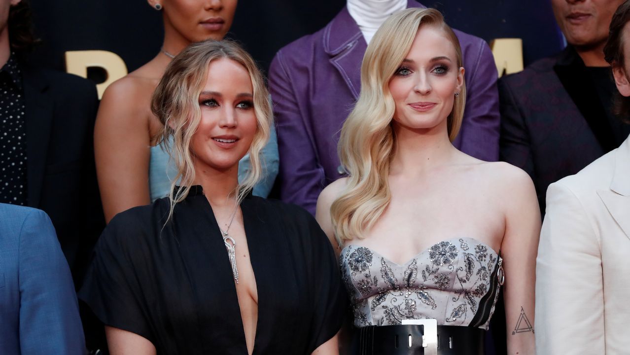 Sophie Turner junto a Jennifer Lawrence