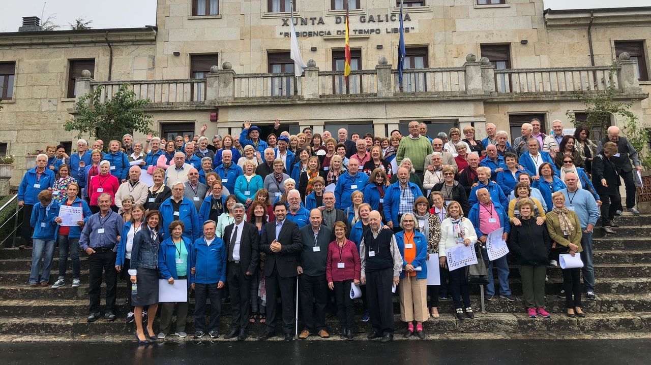 Un grupo de participantes del programa Reencontros junto con el secretario xeral de Emigraci�n, Antonio Rodr�guez Miranda, en una foto de archivo