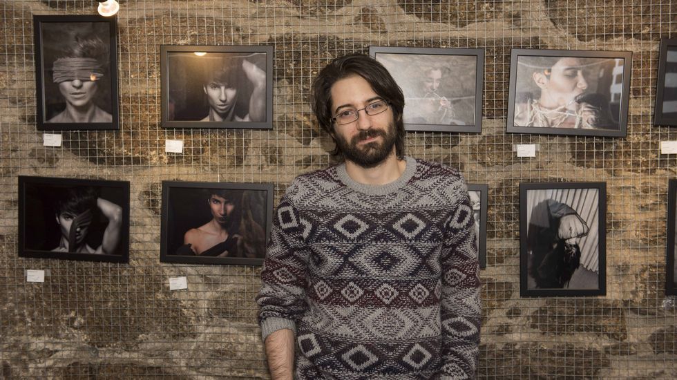 El fotógrafo corcubionés Senén Insua, inaugurando la exposición Femme en la Capela do Pilar