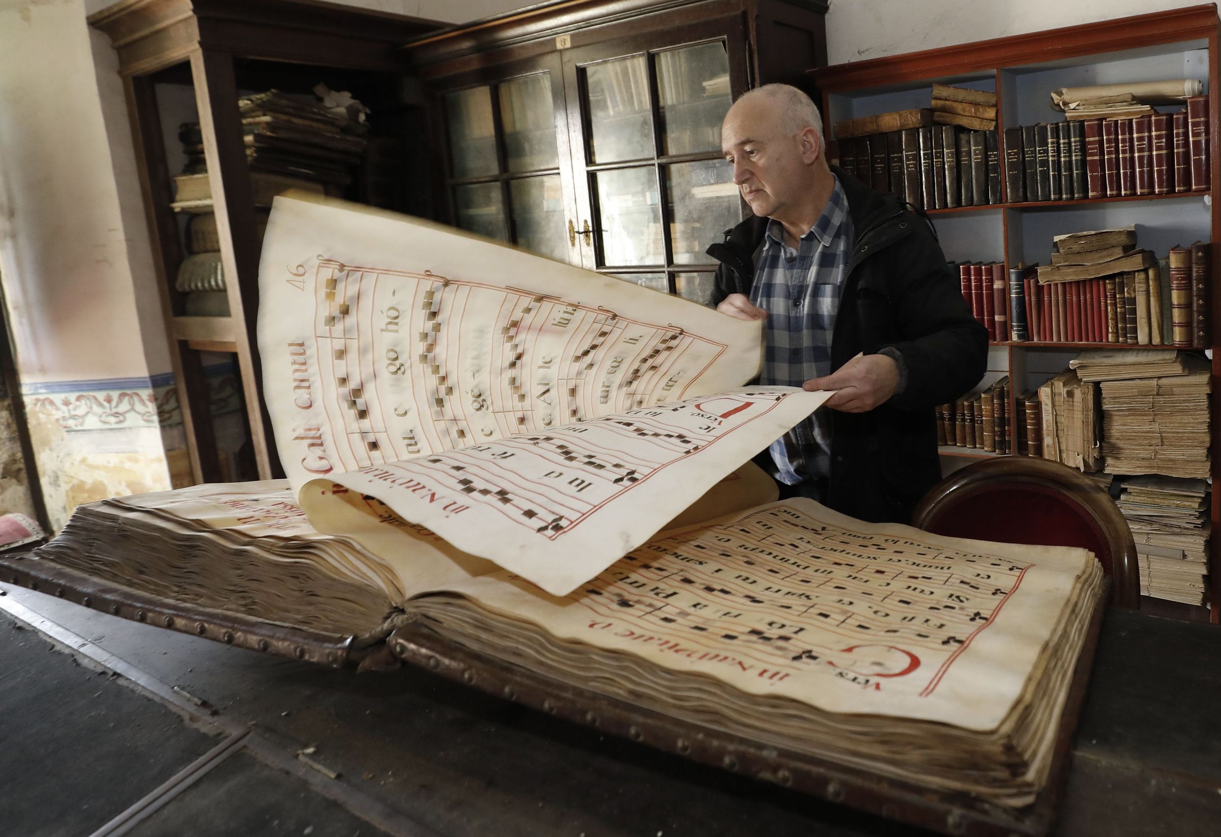 Valent�n Insua, o capel�n da Catedral de Mondo�edo,�m�stranos os segredos da Seo. Na imaxe con un dos cantorales do cabildo que non est�n expostos ao p�blico. 11/04/2024