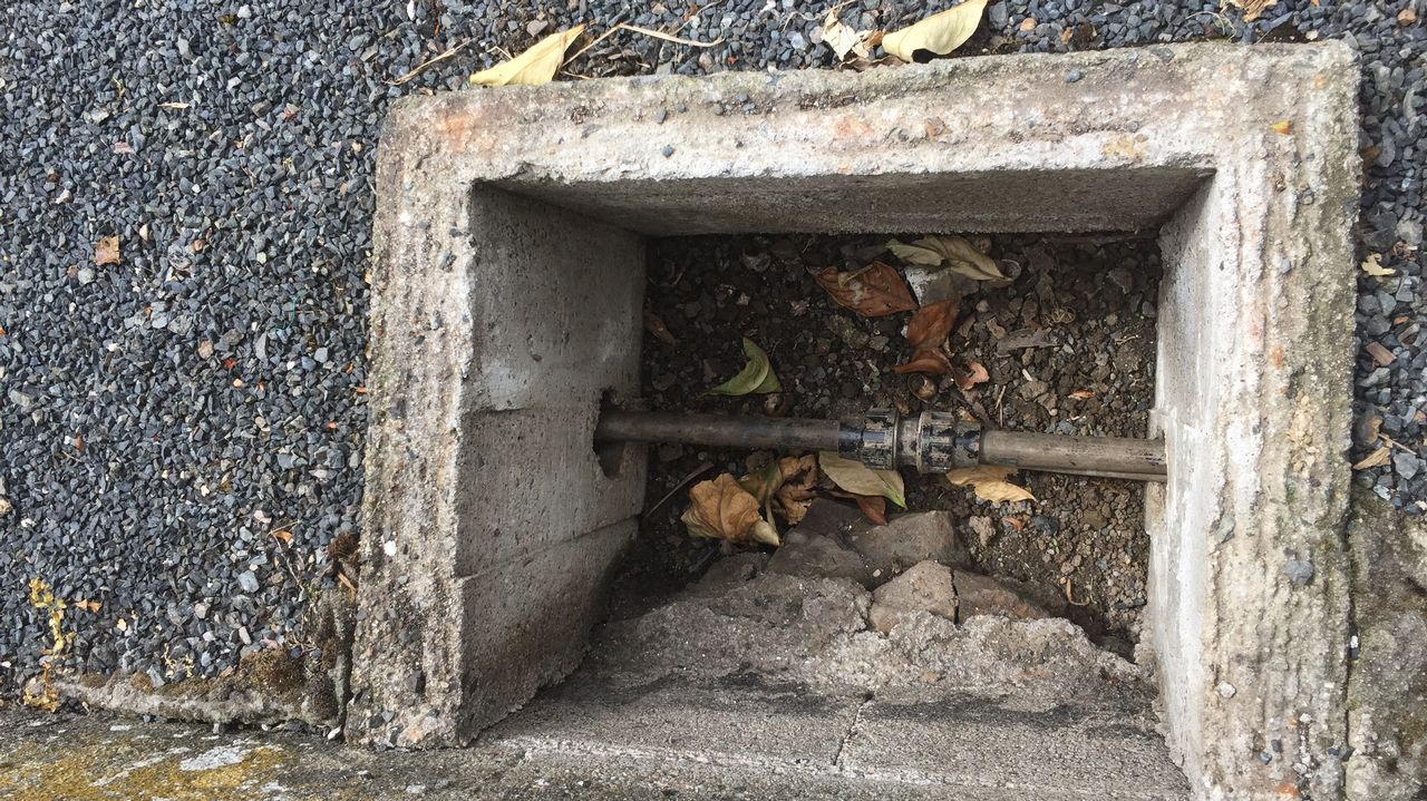 Roban varias tapas y rejillas metálicas en Coirós