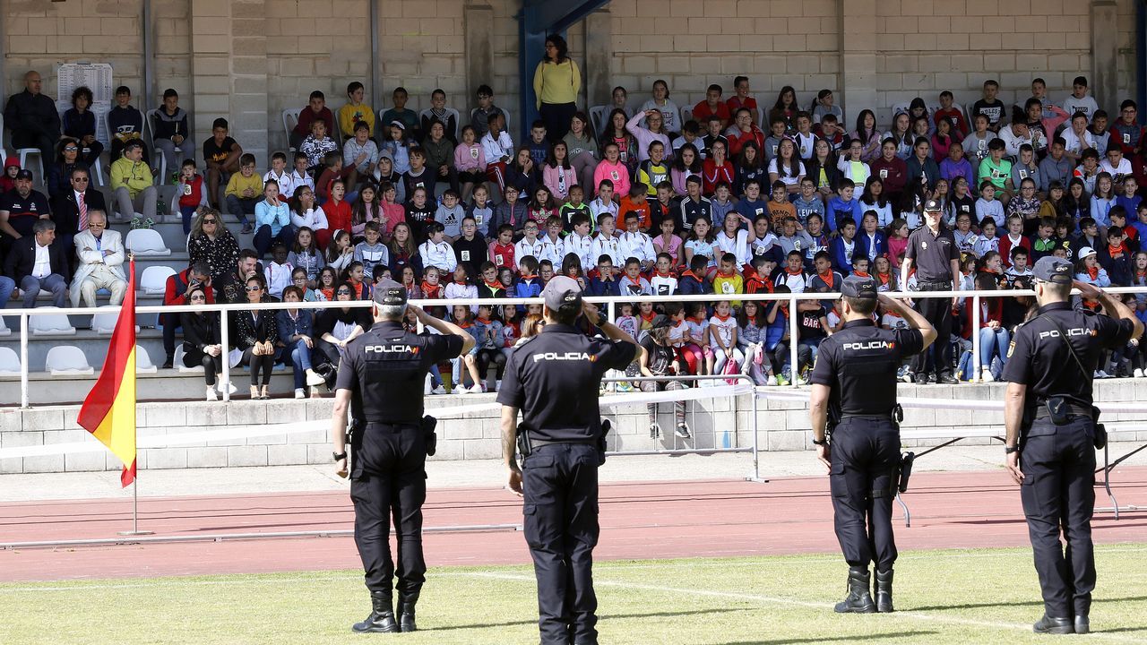 Exhibicion de la Policía Nacional para los escolares de Ribeira con helicoptero, caballería, perros de rastreo