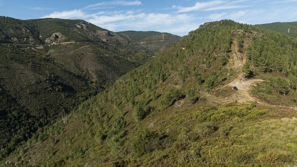 A la derecha, el alto de Cruz de Castelín visto desde el castro del mismo nombre. A la izquierda, la margen derecha del valle del río Ferreiriño