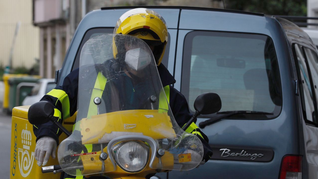 Los carteros de Viveiro usan mascarillas