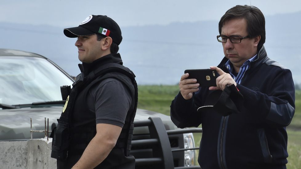 El director de la Agencia de Investigación Crimina de México llega a la casa en la que terminaba el túnel de «El Chapo»