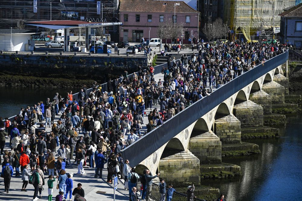 Gran expectaci�n en Pontevedra. Unha multitude abarrota a ponte de O Burgo polo eclipse parcial. 03/2025