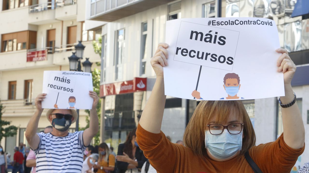Pancarta de protesta contra la situación organizativa en los colegios en un centro de Arousa