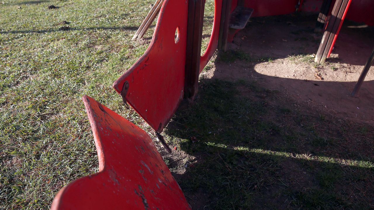 Chequeo al parque infantil de Olveira.