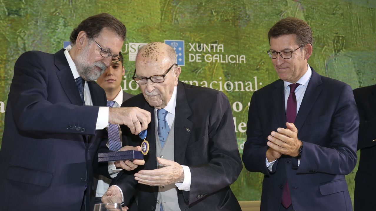 Emilio Pérez Touriño saluda, como presidente de la Xunta, a Fernández Albor