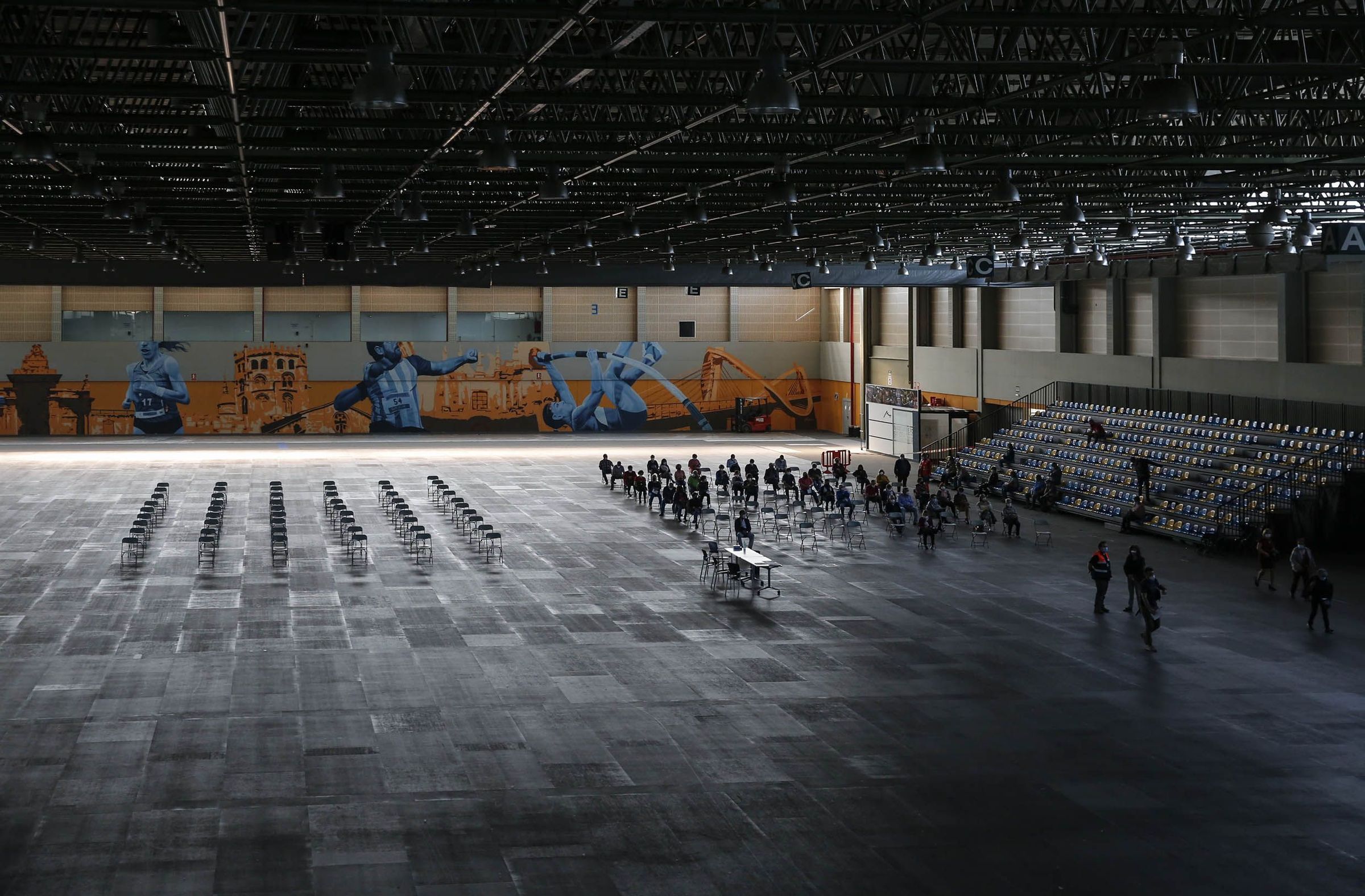 Inicio de la vacunacin contra el covid-19 a 1.725 personas de entre 60 y 65 aos en Expourense. La pista cubierta de atletismo fu habilitada como zona de espera posterior a la inoculacin de la vacuna. 06/04/2021