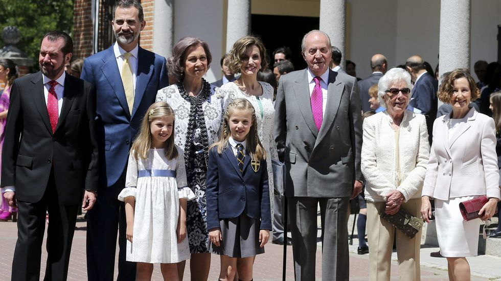 Foto de familia tras la ceremonia.