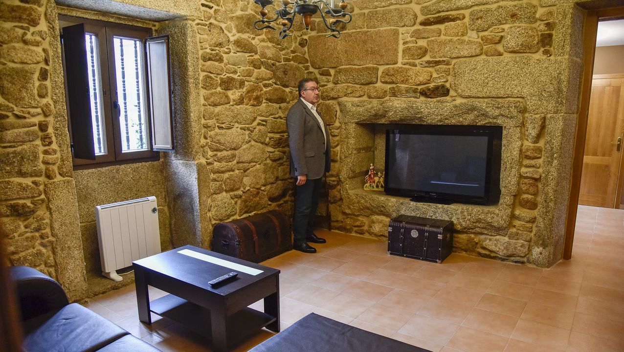 Casa de Horta, una de las viviendas más exclusivas de la comarca, nos abre sus puertas.La sala de estar. El espacio en el que está encajada la televisión de 50 pulgadas era antiguamente el baño en el que se salaba la carne para conservarla