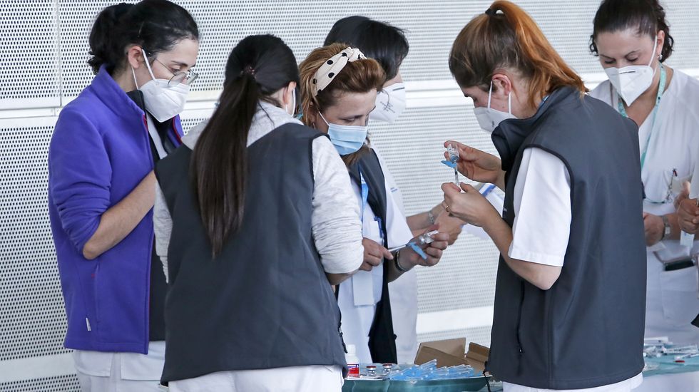Vacunación masiva contra el Covid-19 con AstraZeneca para personas entre 60 y 65 años en el recinto ferial de Pontevedra