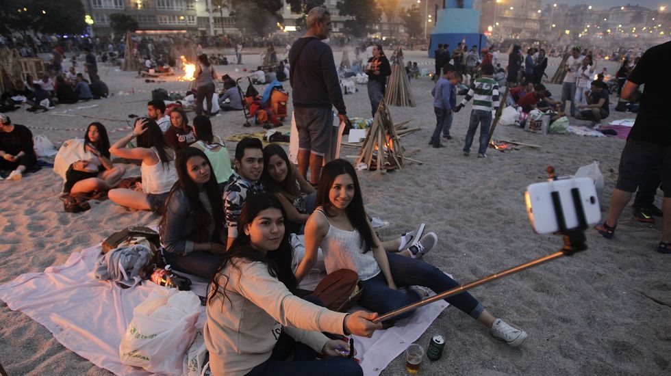 Así estaba la playa del Orzán a las 10.30 horas con los «sanjuaneros» tomando posiciones
