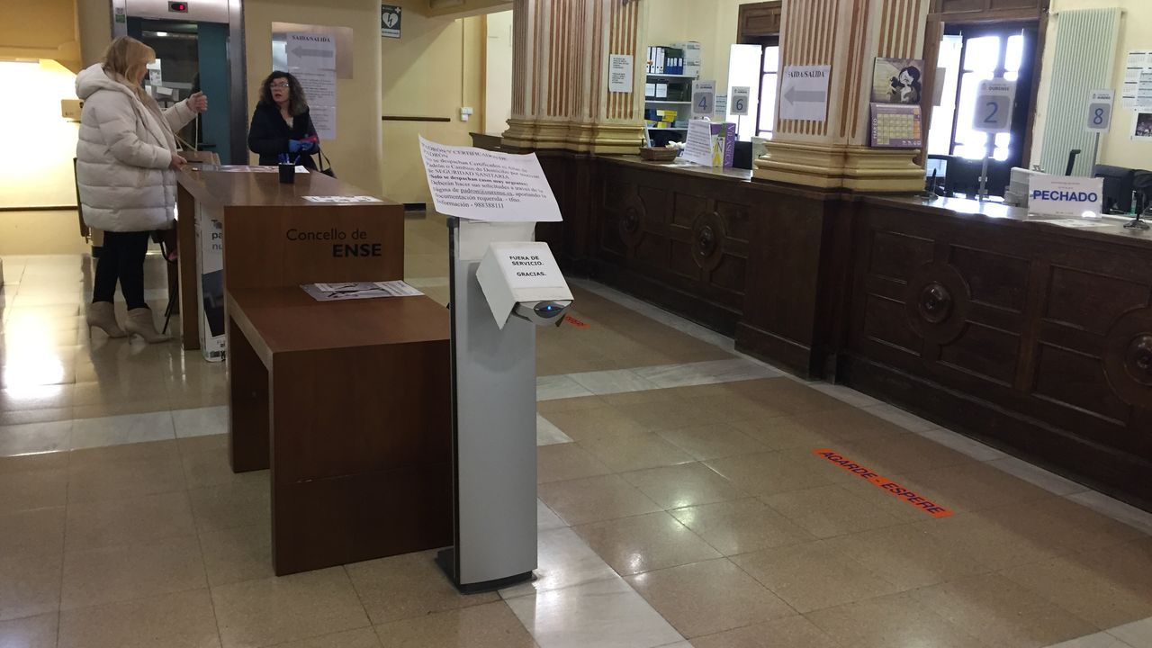 En la zona de atención al público del Concello de Ourense no había ciudadanos. En la imagen aparecen dos concejalas del gobierno local