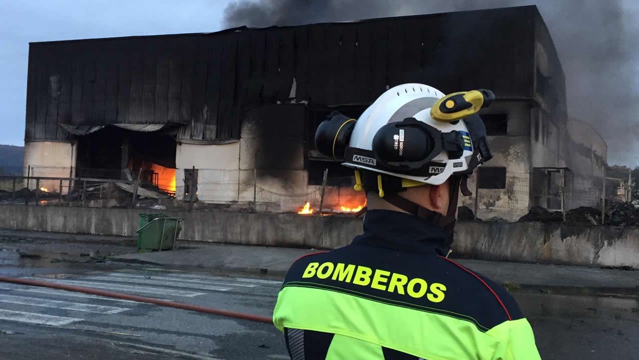 Así amaneció tras el incendio la fábrica de bolsas de papel de Narón