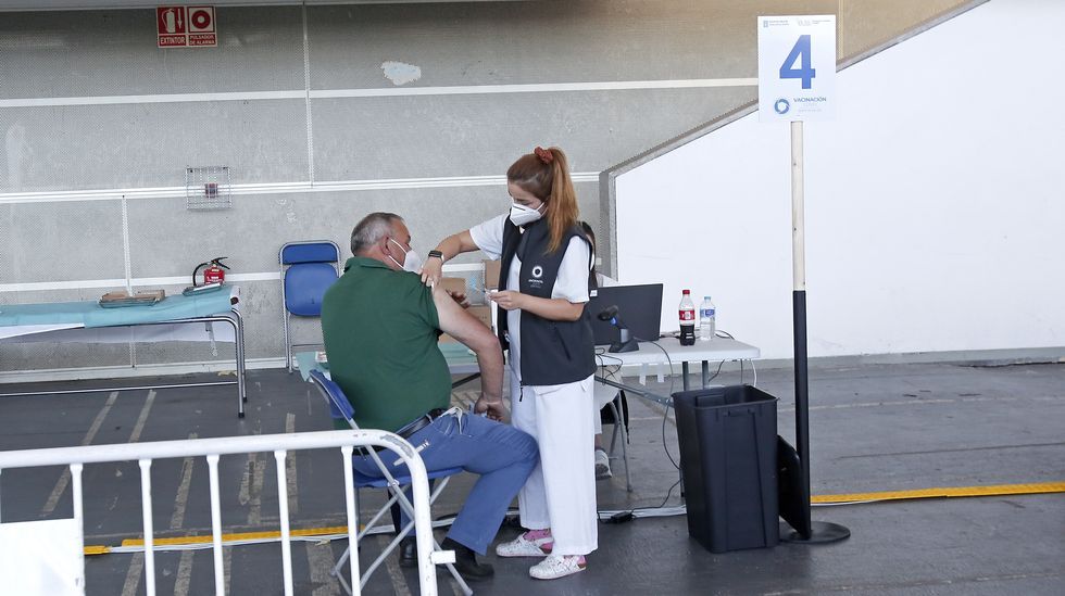 Vacunación masiva contra el Covid-19 con AstraZeneca para personas entre 60 y 65 años en el recinto ferial de Pontevedra
