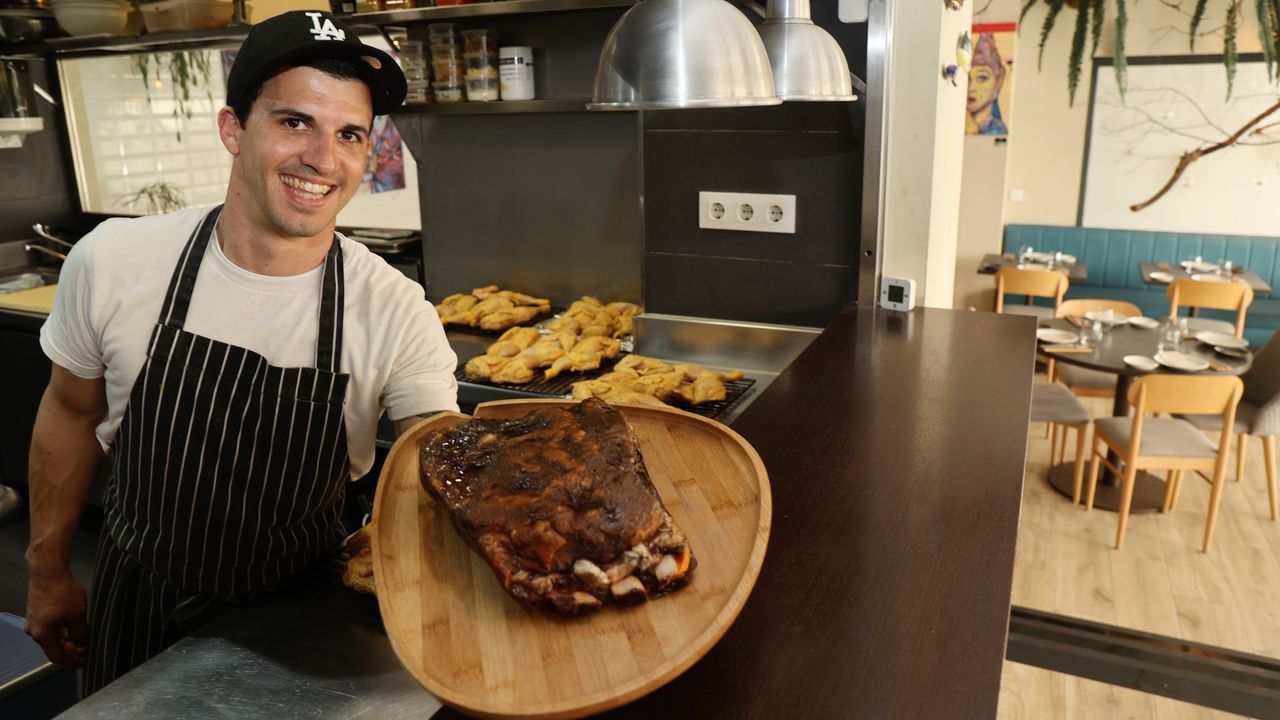autora.Michael Peloni, cocinero y propietario de su restaurante americano en Sanxenxo