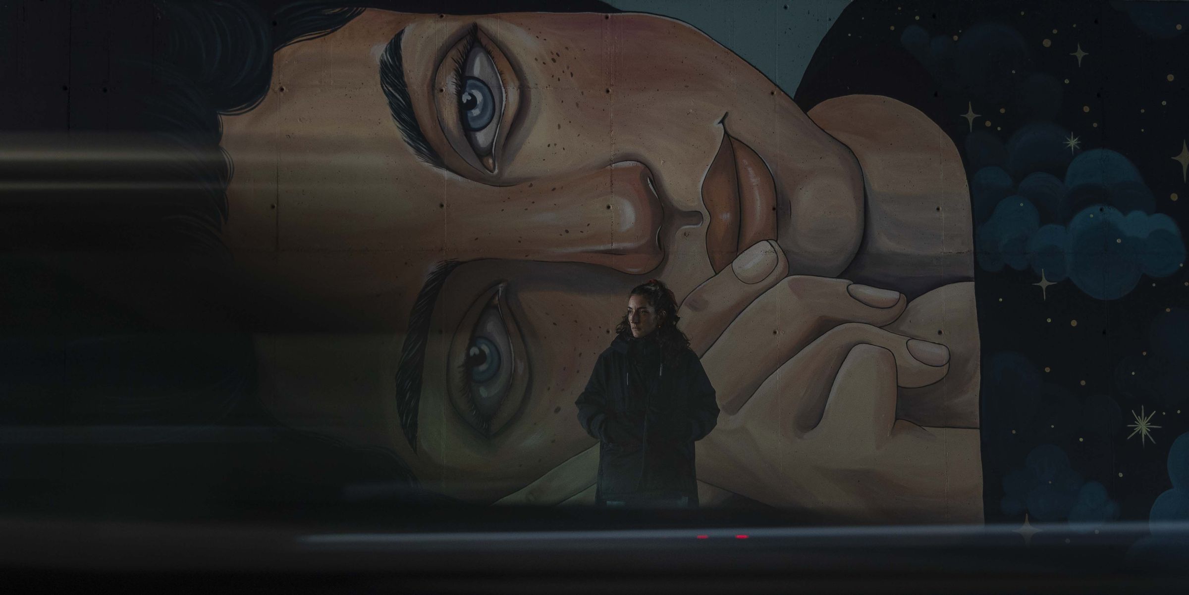 Diana Rodr�guez, co�ecida como Nana, artista de Ordes, firma un novo mural baixo a ponte da r�a Fontes do Sar de Santiago. 15/01/2025