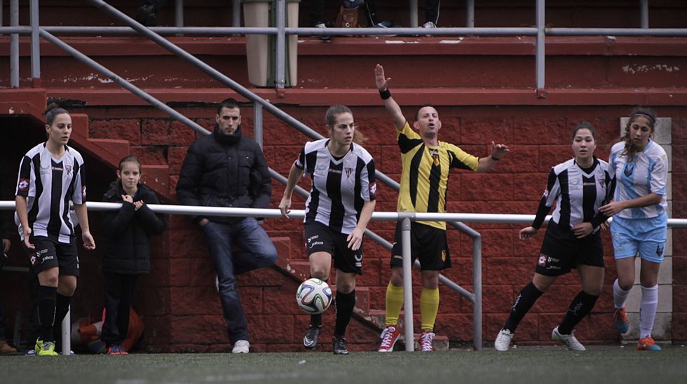 Imagen del partido celebrado el domingo en el campo de la Leyma entre Victoria y Orzán, con victoria aurinegra (1-2)