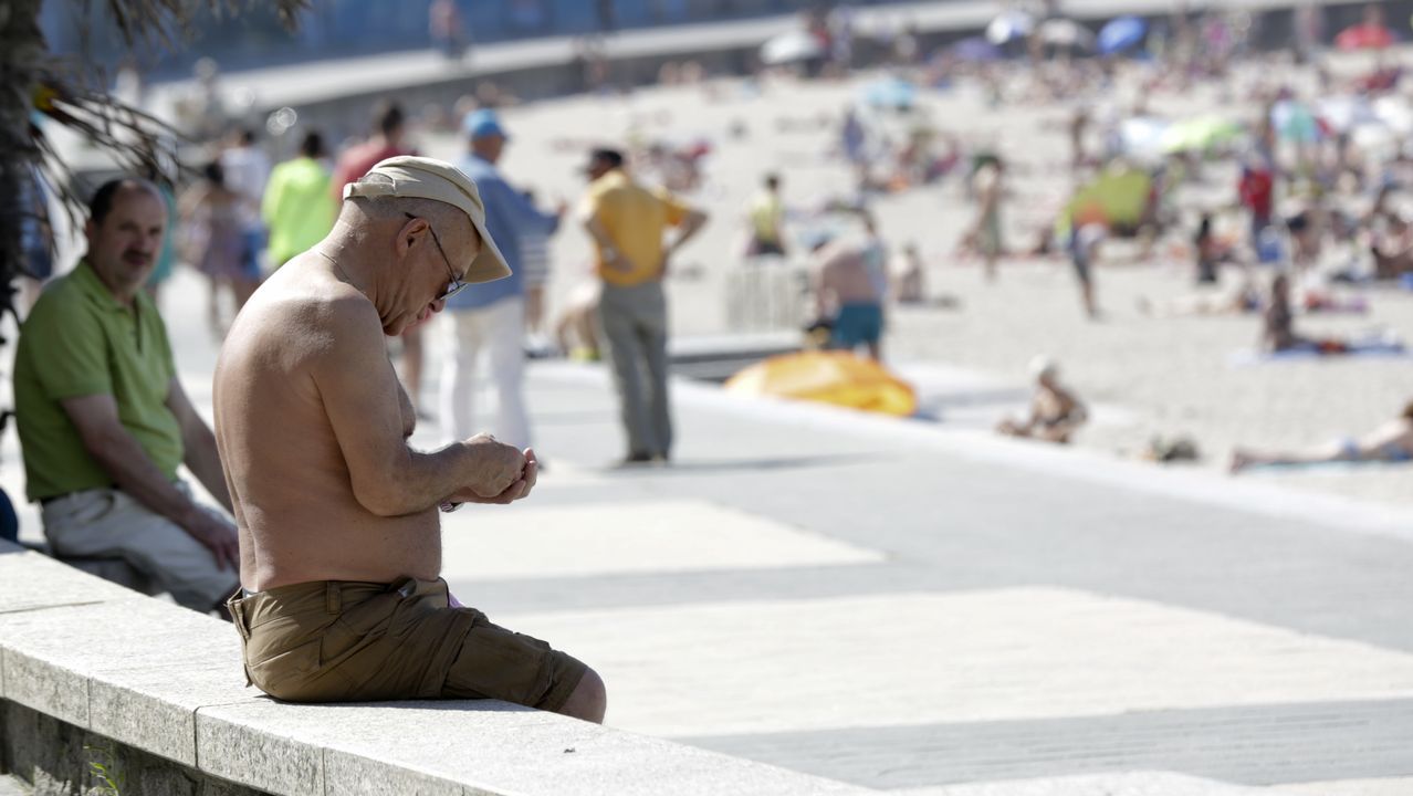 Día de calor en el paseo de Riazor.